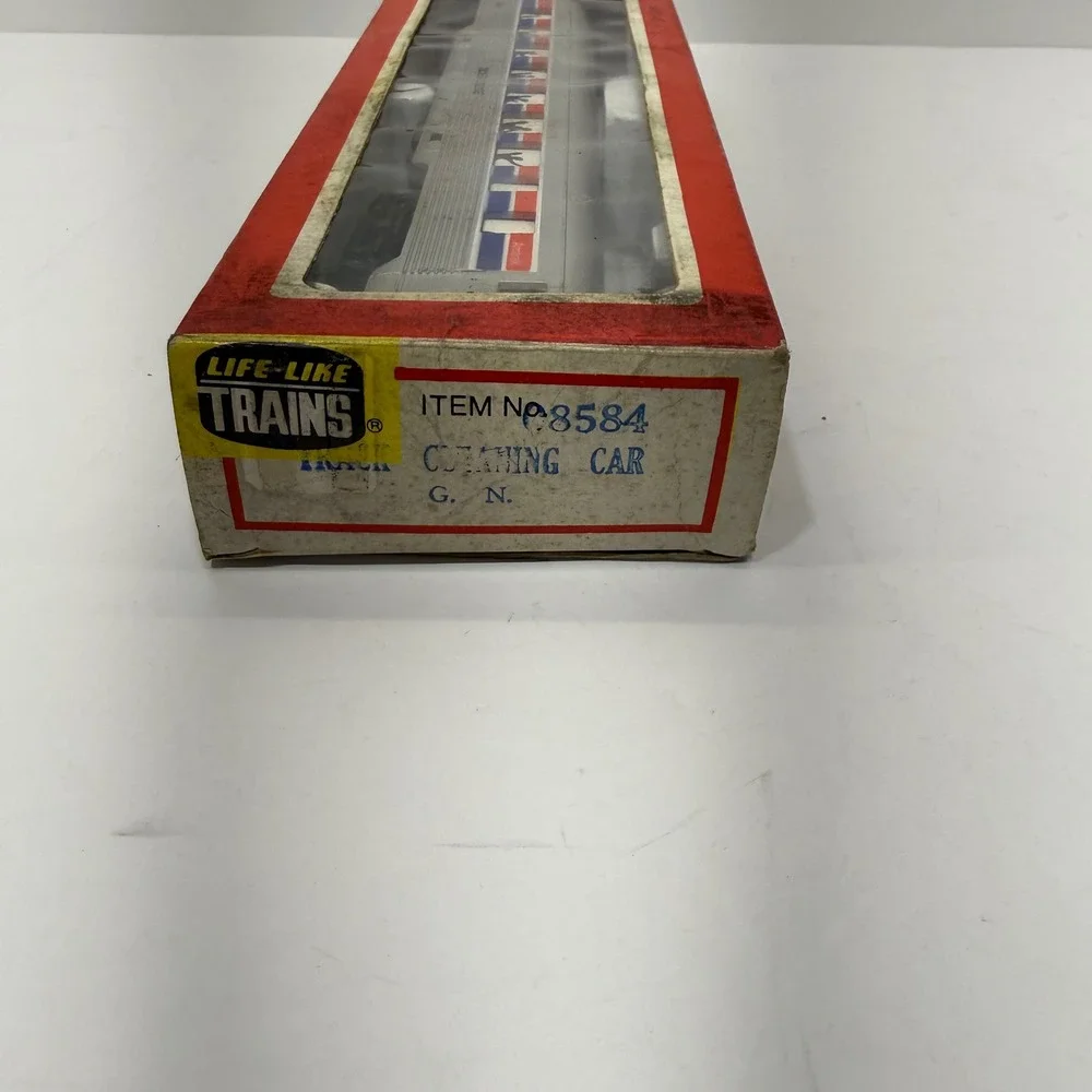 Life-Like Trains HO Scale Amtrak Silver Lodge 9451 Passenger Car 8584 Vintage